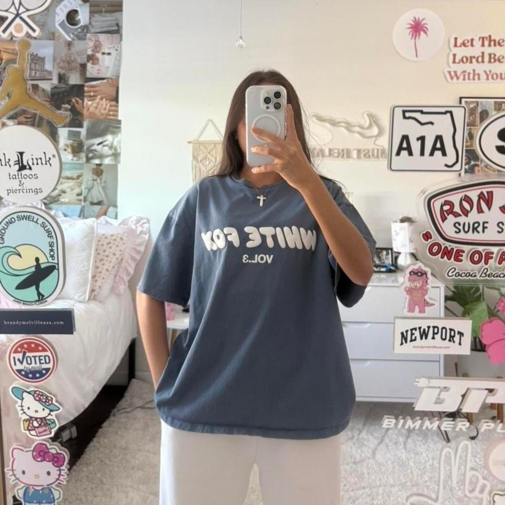 pretty blue white‎ fox boutique t-shirt
